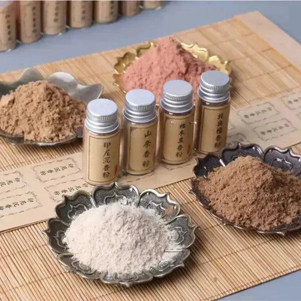 Encens en poudre naturel présenté dans une coupelle avec brûle-parfum, rituel japonais Kōdō