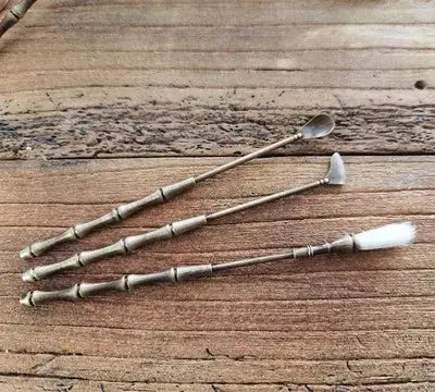 Outils artisanaux pour rituels d’encens.
