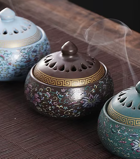 Brûleur d’encens Encensoria avec charbon allumé, dégageant une fumée dense et apaisante.