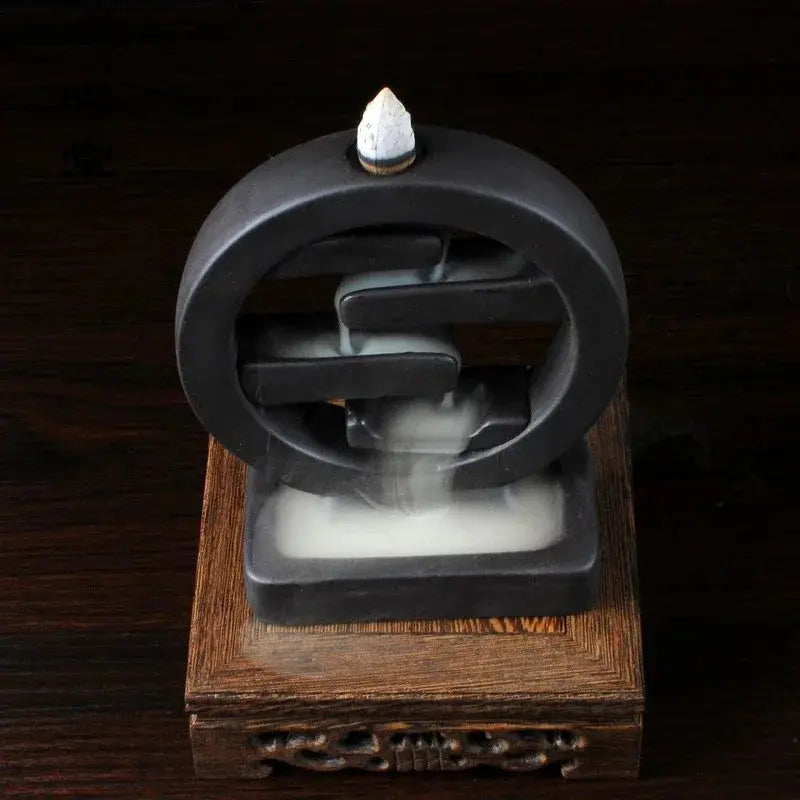 Brûleur d’encens en argile pourpre pour relaxation.