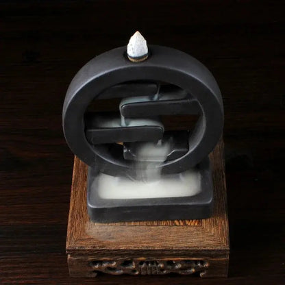 Brûleur d’encens en argile pourpre pour relaxation.