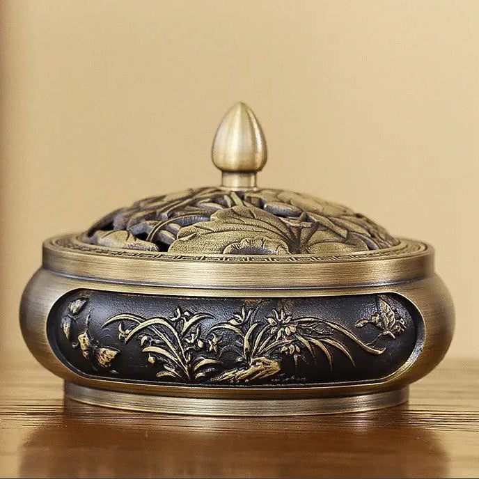 Brûleur d’encens en cuivre décoratif pour intérieur apaisant.