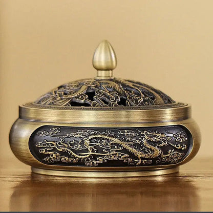 Brûleur d’encens en cuivre avec motifs gravés, style authentique.