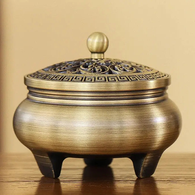 Brûleur d’encens en cuivre rituel, favorisant relaxation et bien-être.
