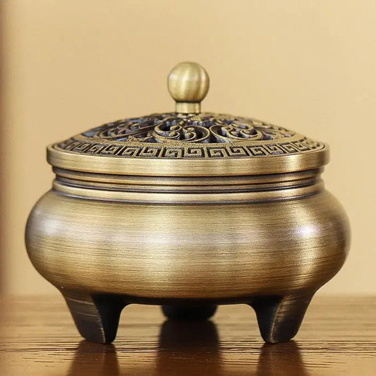 Brûleur d’encens en cuivre rituel, favorisant relaxation et bien-être.
