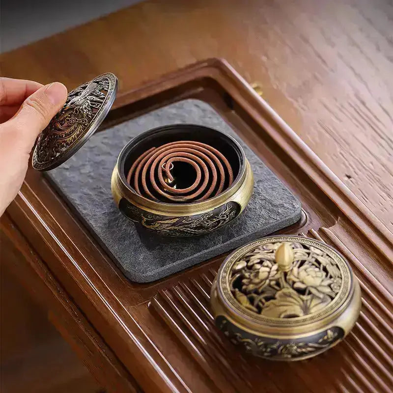 Brûleur d’encens en cuivre traditionnel avec motifs raffinés.