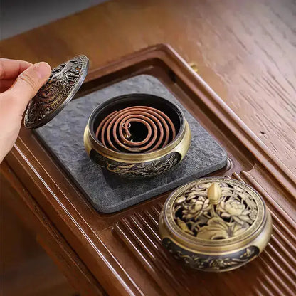 Brûleur d’encens en cuivre traditionnel avec motifs raffinés.