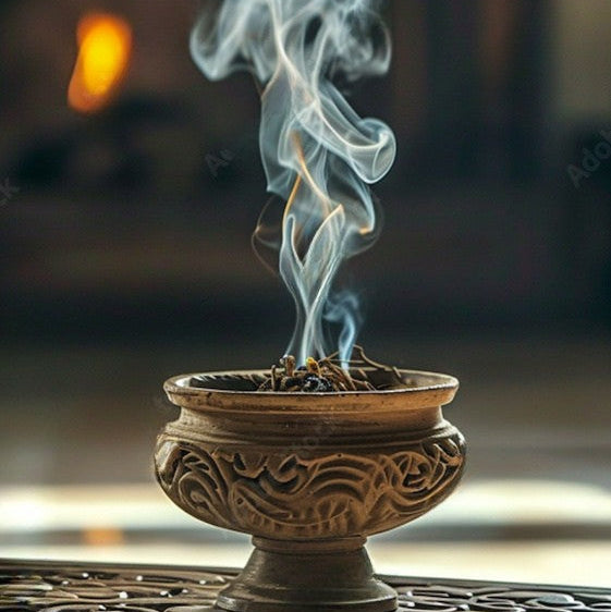 Brûleur d’encens artisanal posé sur une étagère, intégré dans une décoration zen et naturelle.