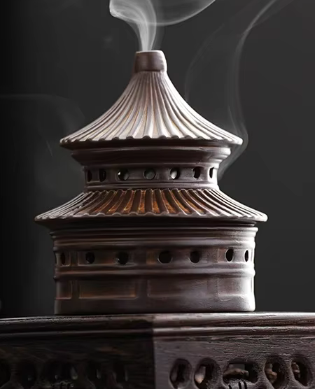 Brûleur d’encens en céramique utilisé pour la combustion de résine naturelle pendant un rituel de purification