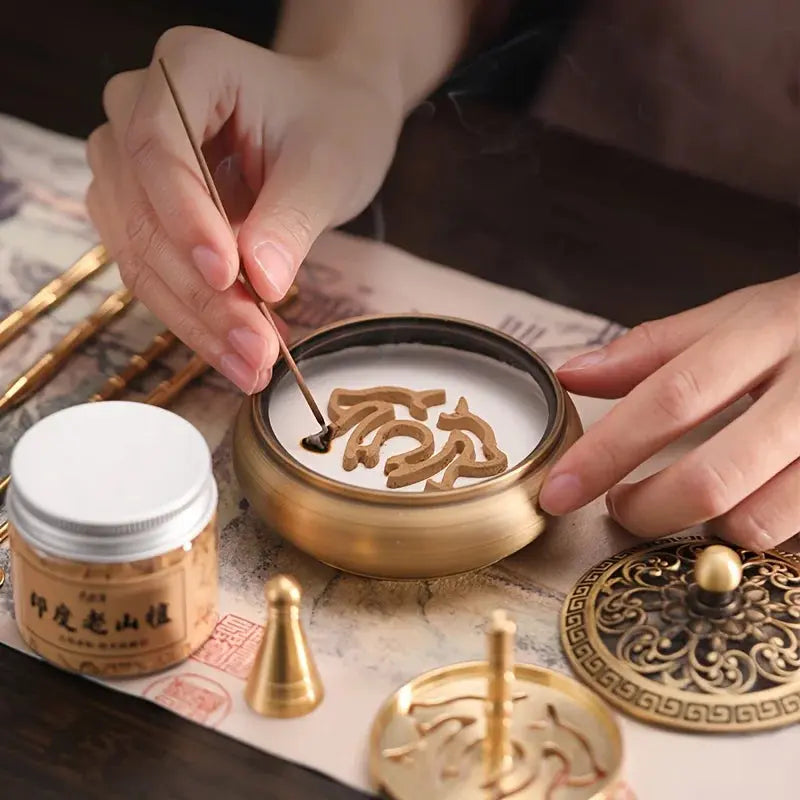 Coffret de fabrication d’encens avec brûleur en cuivre.

