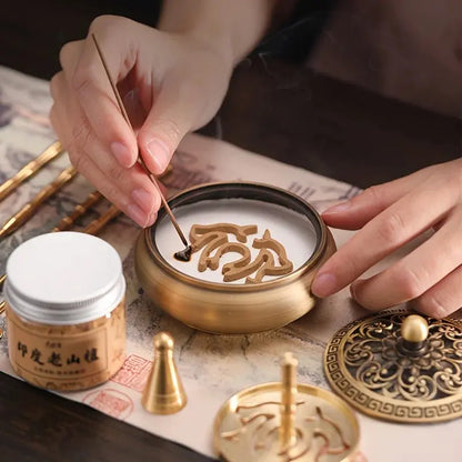 Coffret de fabrication d’encens avec brûleur en cuivre.

