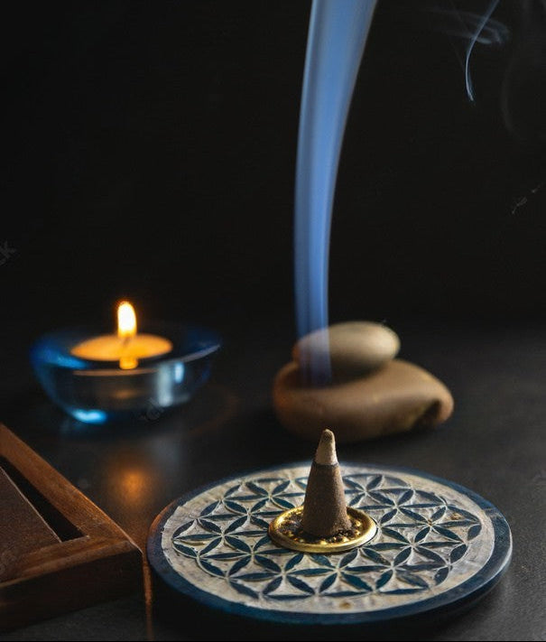 Cône d’encens diffusant une fumée légère dans une ambiance zen et naturelle