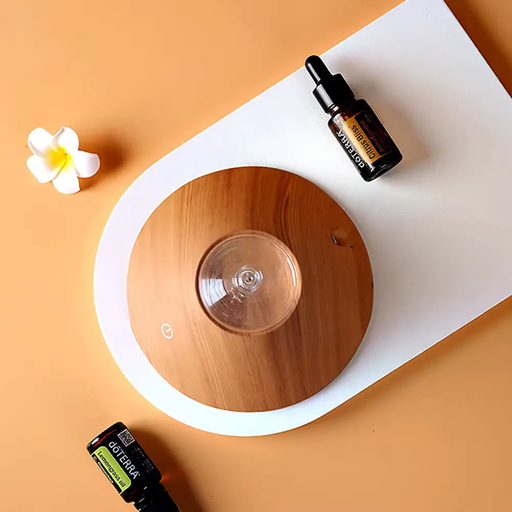 Diffuseur d’huiles essentielles Cône en fonctionnement, diffusant un parfum apaisant.