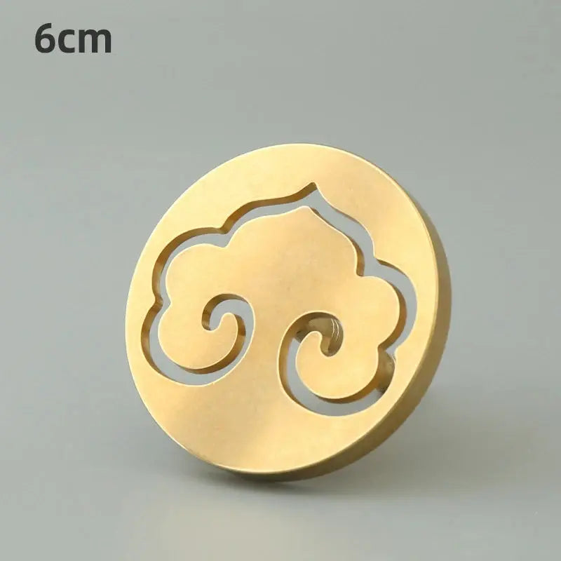 Accessoire en cuivre pour presser et mouler des cônes d’encens.