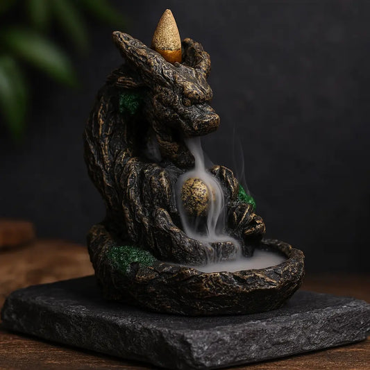 Fontaine d’encens en forme de tête de dragon avec boule dorée, sur ardoise sombre, fumée cascade réaliste