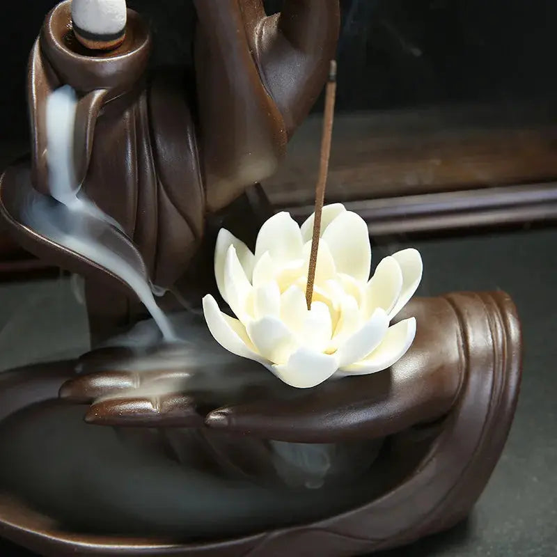Fumée descendante sur sculpture lotus en céramique
