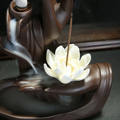 Fumée descendante sur sculpture lotus en céramique