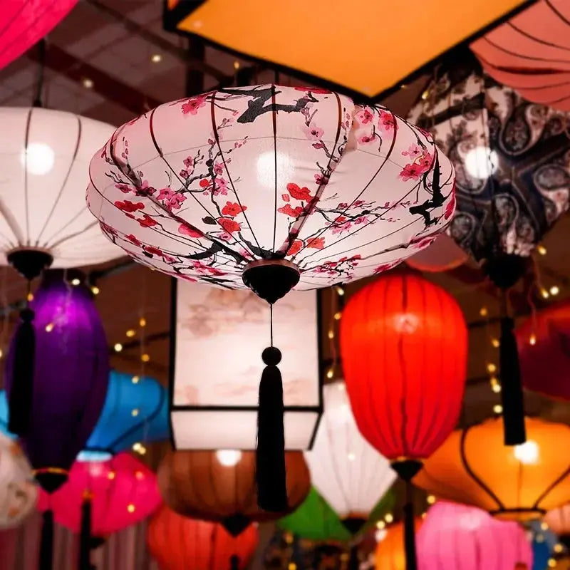 Lanterne chinoise soie avec pompons décoratifs, style rétro floral traditionnel asiatique