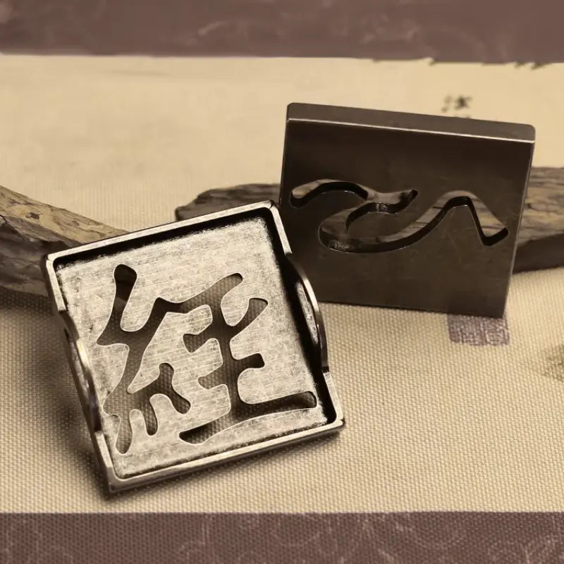 Outil de moulage en bronze pour encens fait maison.
