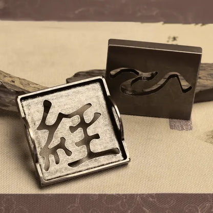 Outil de moulage en bronze pour encens fait maison.