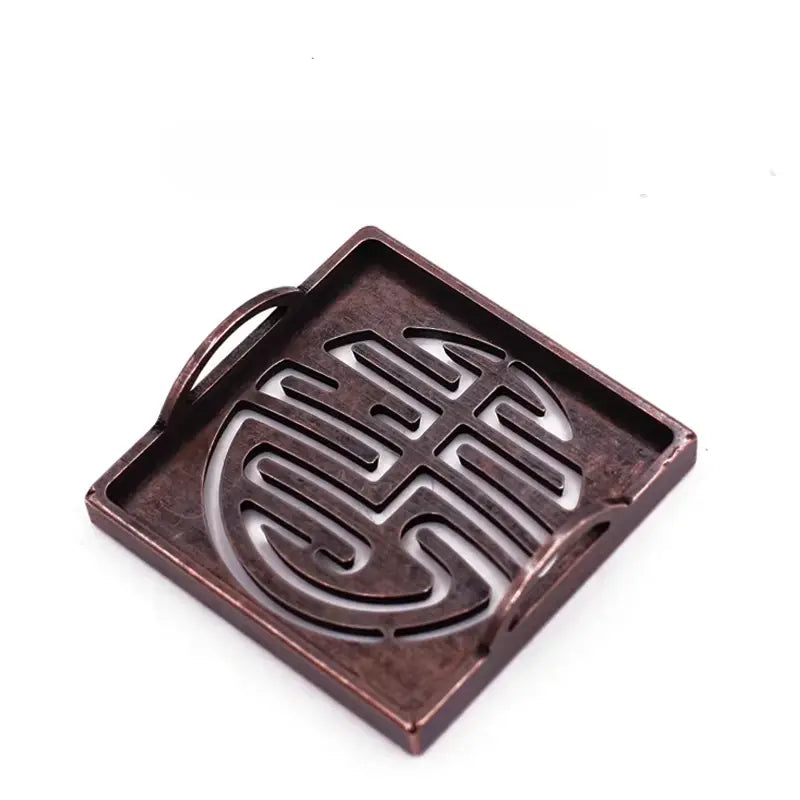 Moule en bronze pour créer des bâtons d'encens uniformes.
