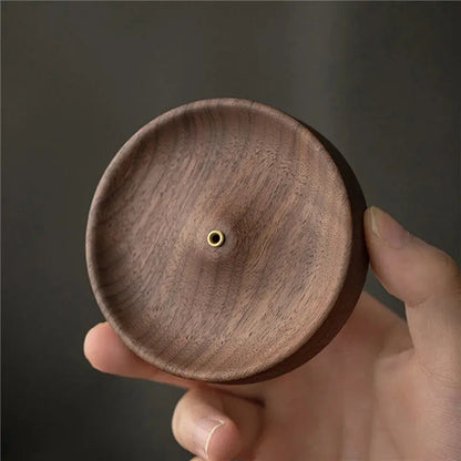 Vue de dessus du porte-encens bâtons en noyer rond avec trou ajusté.