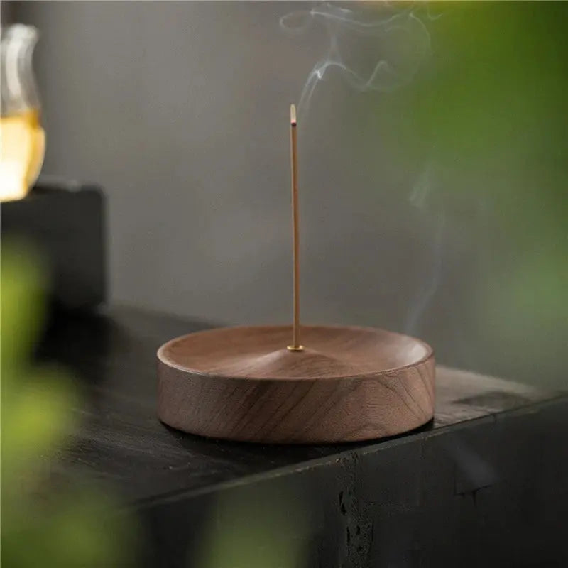 Porte-encens bâtons en noyer rond utilisé dans un espace de méditation