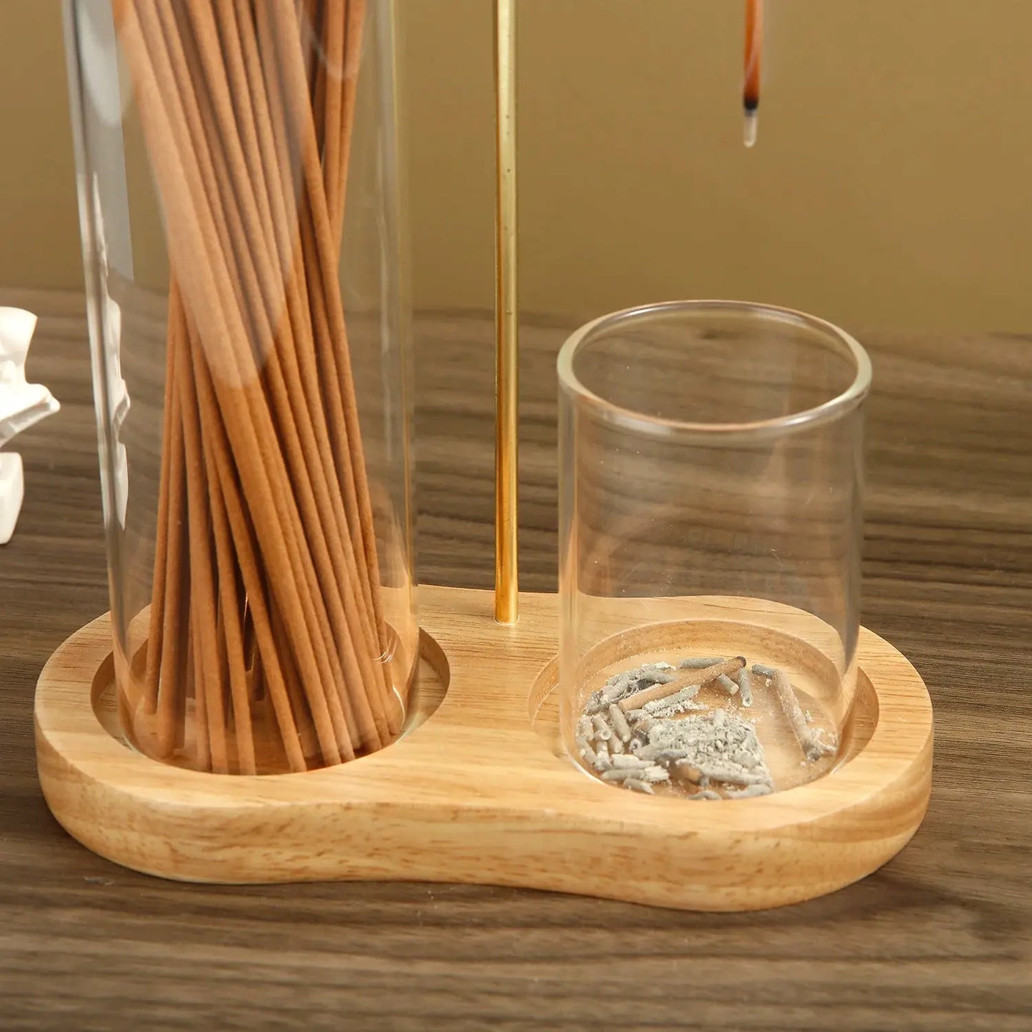 Porte-encens bâtons en verre au design moderne et épuré.