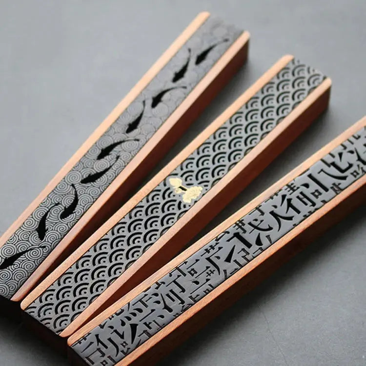 Porte-encens en bois massif antique dans un espace de méditation zen.