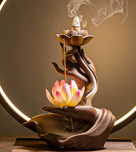 Porte-encens cascade en céramique noire avec fumée descendante dans un salon zen.
