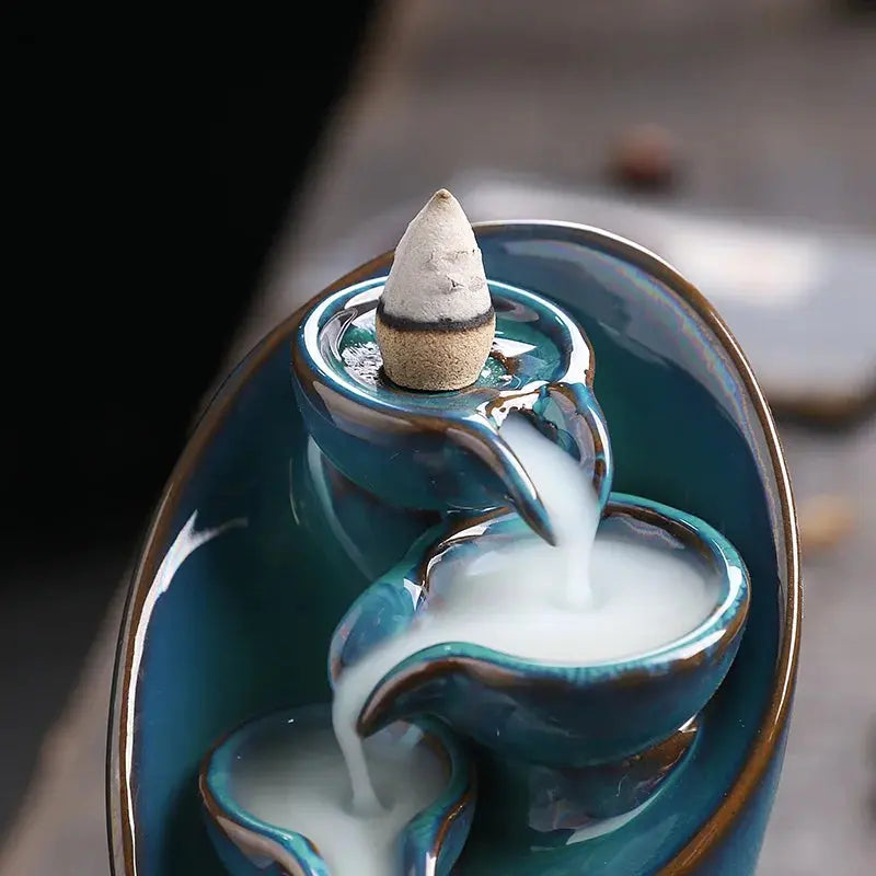 Porte-encens artisanal en céramique, idéal pour la méditation.