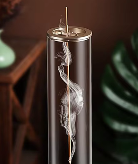Porte-encens minimaliste dans un décor zen avec fumée d’encens flottante