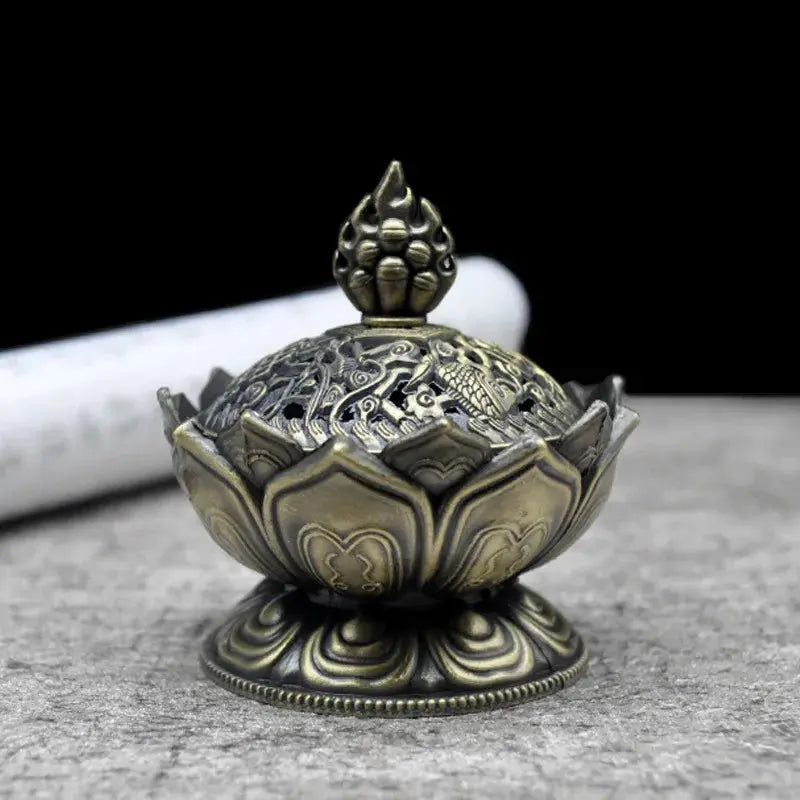 Porte-encens Lotus artisanal en métal, pour un espace harmonieux.
