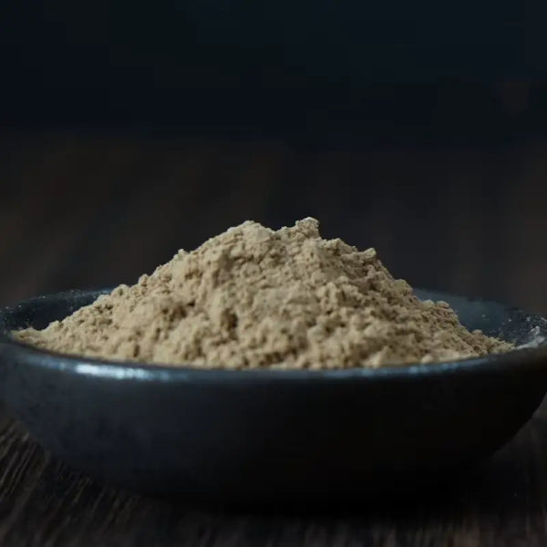 pot traditionnel avec poudre d’encens boisé
