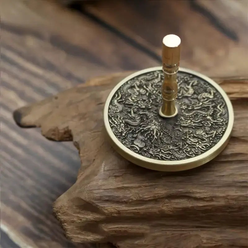 Presse à cendre gravée aux motifs raffinés.