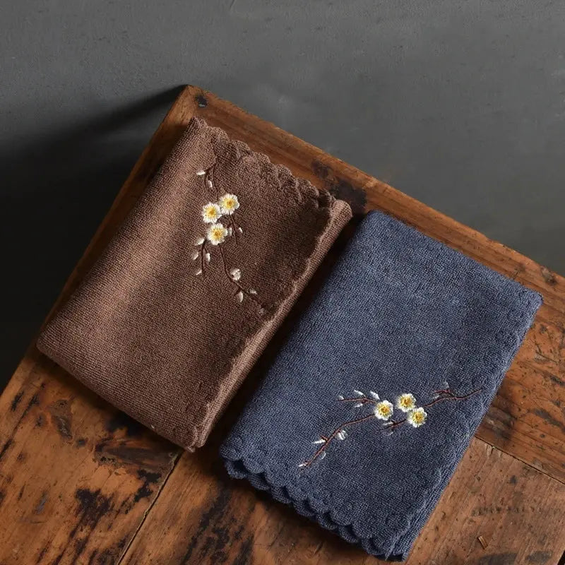 Serviette brodée pour rituel d’encens ou cérémonie du thé