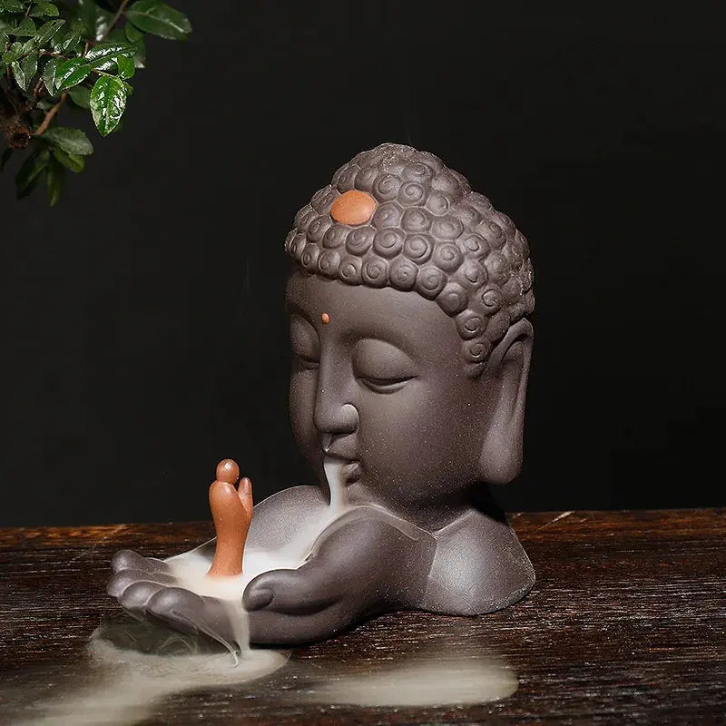 Statue Bouddha avec fumée d’encens en cascade