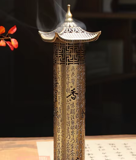 Support artisanal pour encens bâton posé sur une table de méditation